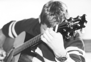 vecino tocando la guitarra